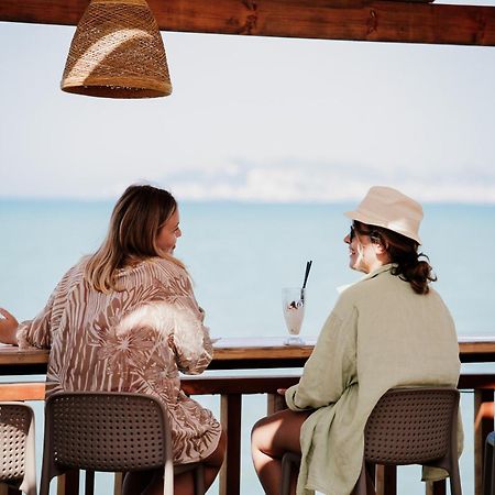 Klajdi Resort Golem  Esterno foto Two women at a beach bar