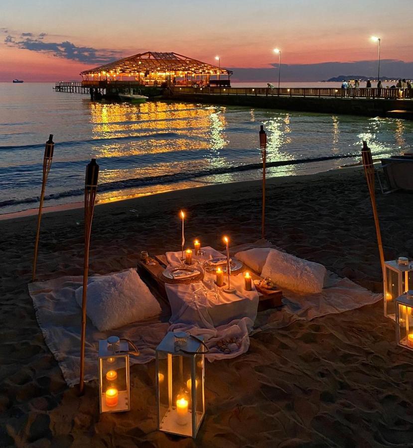 Klajdi Resort Golem  Esterno foto Beachfront dining at the Four Seasons Resort