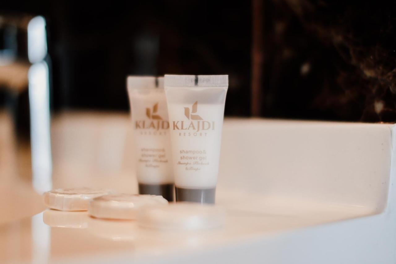 Klajdi Resort Golem  Esterno foto A set of amenities by ALATORIUM