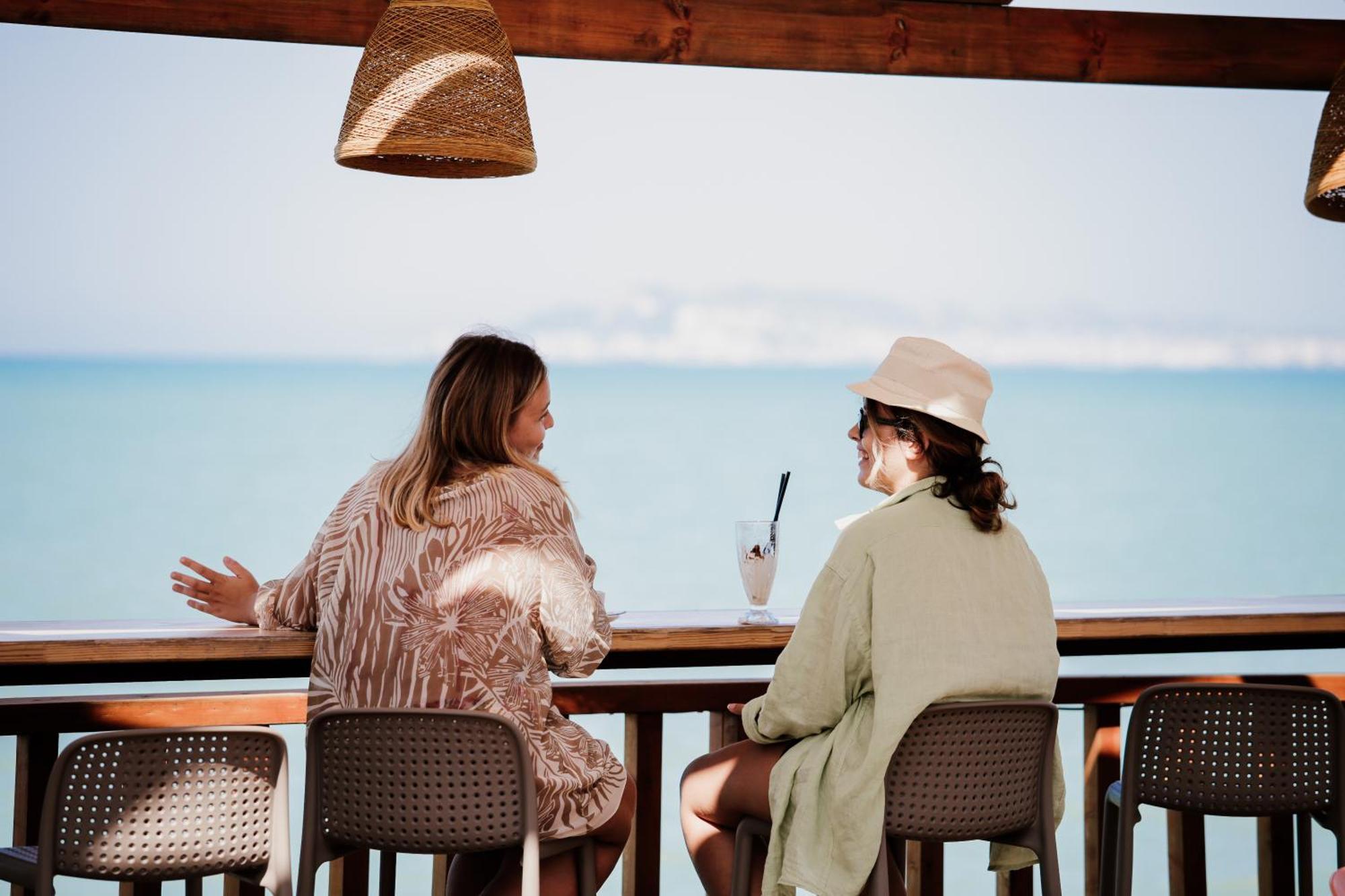 Klajdi Resort Golem  Esterno foto Two women at a beach bar