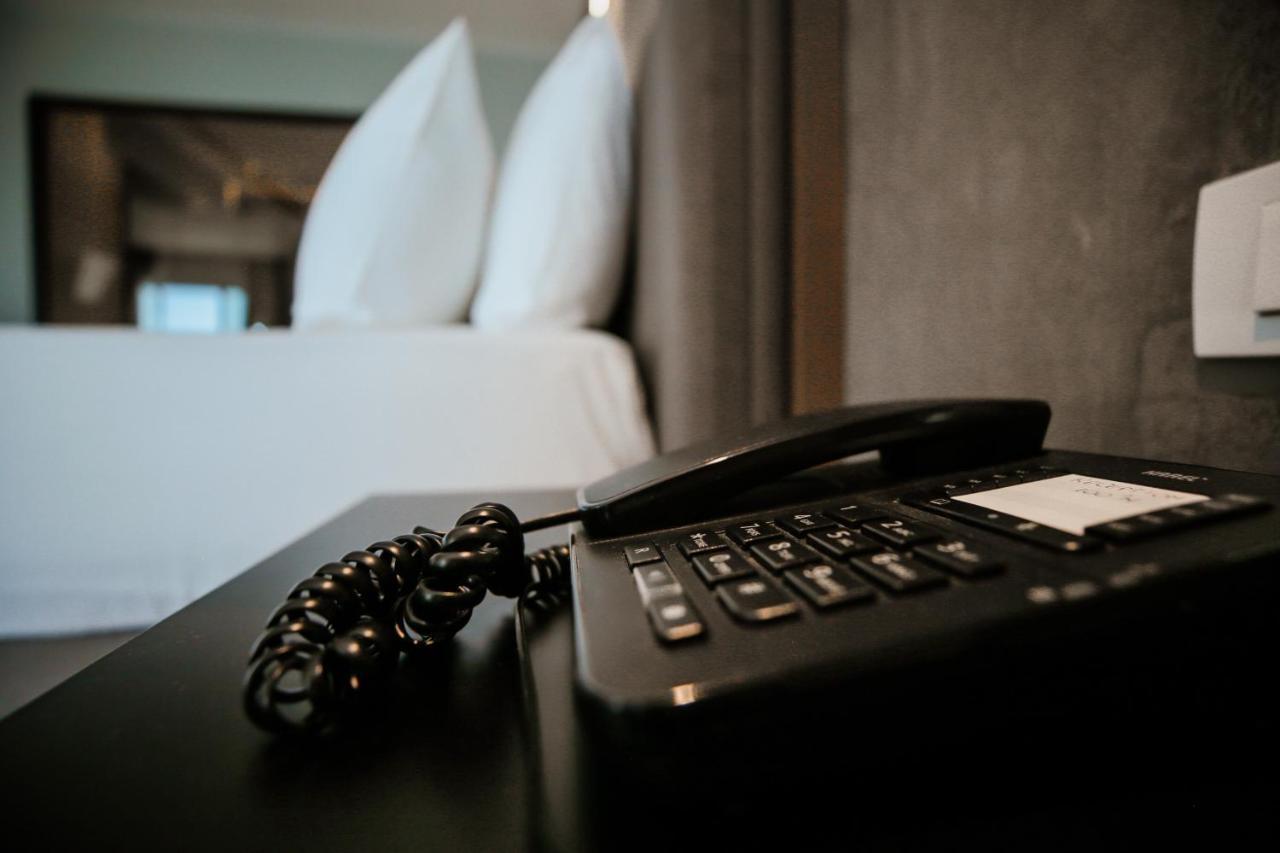 Klajdi Resort Golem  Esterno foto A telephone in a hotel room