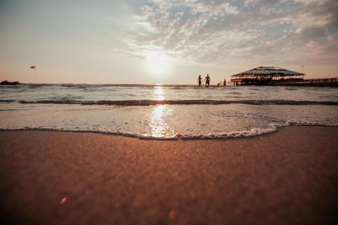 Klajdi Resort Golem  Esterno foto Sunset at the beach